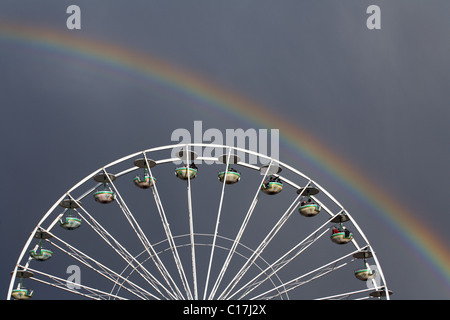 Ein Riesenrad und ein Regenbogen im Hintergrund, Berlin, Deutschland Stockfoto