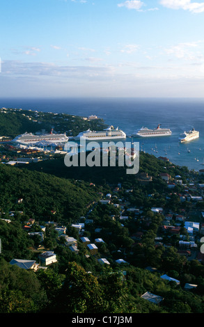 Kreuzfahrtschiffe an Charlotte Amalie, St. Thomas Island, Vereinigte Staaten Jungferninseln, Karibik Stockfoto