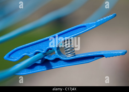 Nahaufnahme Bild von einem Kunststoff blau Clothespeg an einer Wäscheleine hängen. Stockfoto