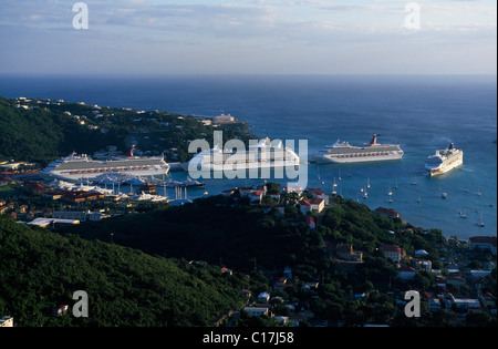 Kreuzfahrtschiffe an Charlotte Amalie, St. Thomas Island, Vereinigte Staaten Jungferninseln, Karibik Stockfoto