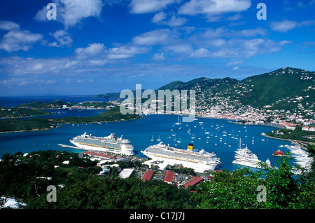 Kreuzfahrtschiffe an Charlotte Amalie, St. Thomas Island, Vereinigte Staaten Jungferninseln, Karibik Stockfoto