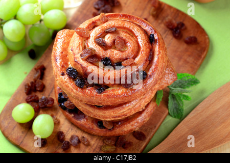 Stapel von Plundergebäck mit Rosinen Stockfoto