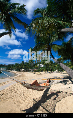 Frau in einer Hängematte auf Bolongo Beach, St. Thomas Island, Vereinigte Staaten Jungferninseln, Karibik Stockfoto