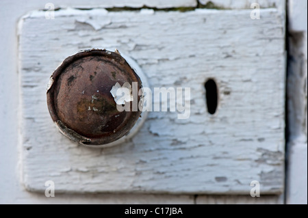 Alte Tür Knauf mit Abplatzungen weiße Farbe. Stockfoto