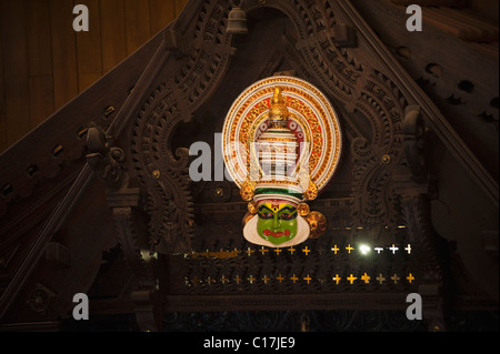 Kathakali Maske hängen mit Holzrahmen, Kochi, Kerala, Indien Stockfoto