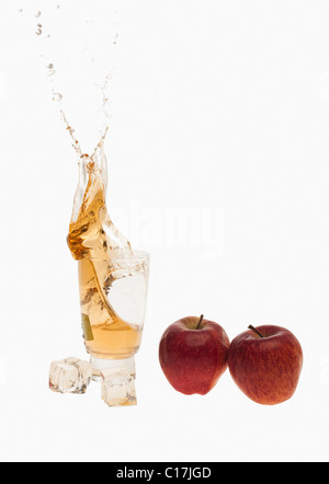 Nahaufnahme von Äpfel und ein Glas Apfelsaft Stockfoto