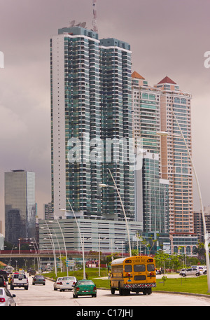 PANAMA CITY, PANAMA - Wolkenkratzer auf Balboa Avenue. Stockfoto