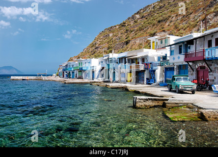Bunte Häuser in dem kleinen Fischerdorf Dorf Klima auf der Insel Milos, Kykladen, Griechenland, Europa Stockfoto