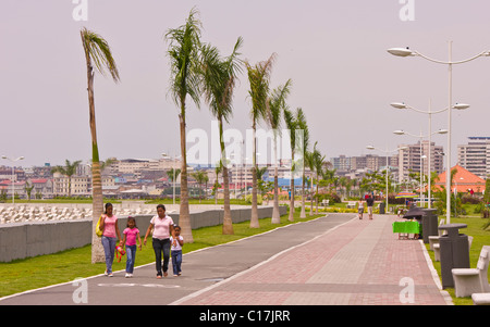 PANAMA CITY, PANAMA - Leute im Park auf Balboa Avenue, an der Bucht von Panama. Stockfoto