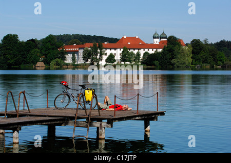 Radfahrer auf Steg vor Seeon Abbey, Chiemgau, Bayern, Deutschland, Europa Stockfoto