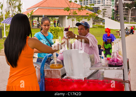 PANAMA CITY, PANAMA - Anbieter verkaufen Fruchtgeschmack rasiert Eis, bekannt als ein raspado Stockfoto