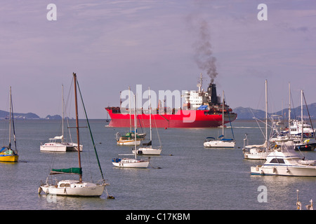 PANAMA - Schiff Köpfe heraus zum Meer nach Beenden der Panama-Kanal und Balboa Yacht Club. Stockfoto