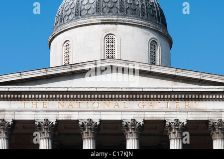 Nahaufnahme von der National Gallery am Trafalgar Square in London, England Stockfoto