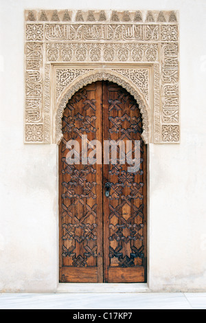 Tür mit Morisco Ornamente in Alhambra, Granada, Andalusien, Spanien, Europa Stockfoto