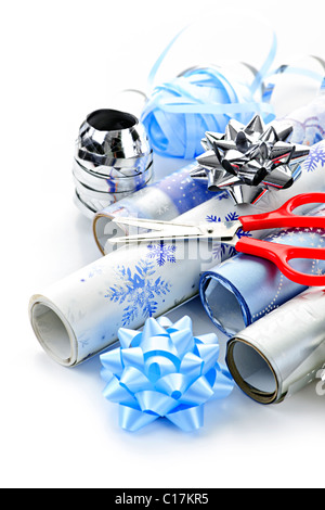Rollen Weihnachten Geschenkpapier mit Bändern, Schleifen und Schere Stockfoto