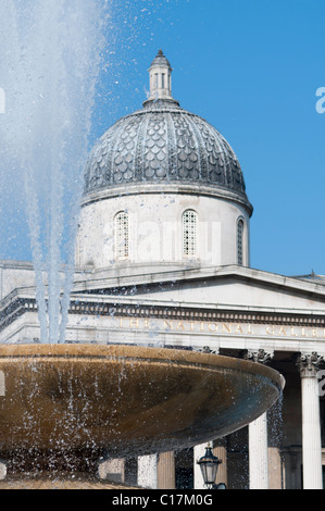 Nahaufnahme des Brunnens mit der National Gallery am Trafalgar Square in London, England Stockfoto