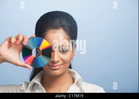 Porträt einer Geschäftsfrau zeigt eine DVD Stockfoto