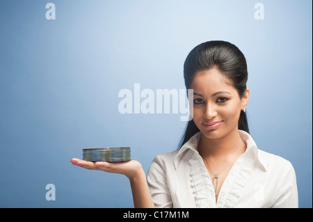 Geschäftsfrau hält einen Stapel von CDs Stockfoto