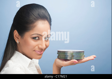 Geschäftsfrau hält einen Stapel von CDs Stockfoto