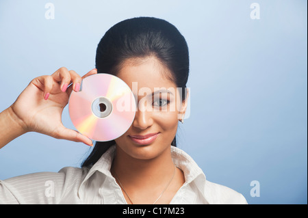 Porträt einer Geschäftsfrau zeigt eine DVD Stockfoto