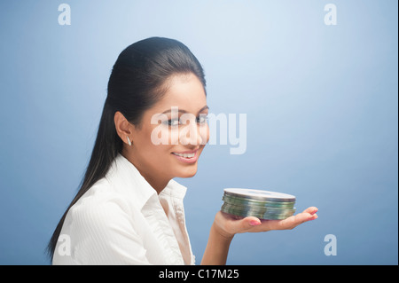 Frau hält einen Stapel von CDs und lächelnd Stockfoto