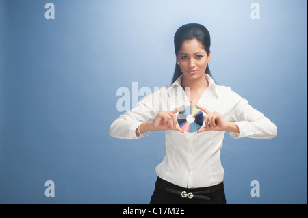 Porträt einer Geschäftsfrau hält eine DVD Stockfoto