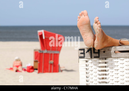 Füße auf einer überdachten Strandkorb in der Nähe von Wenningstedt, Sylt, Nord-friesische Insel, Nordsee, Schleswig-Holstein Stockfoto
