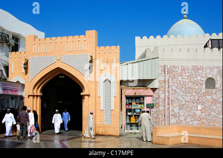 Anwohner gekleidet in traditioneller Kleidung am Eingangstor zum Souq Muttrah Märkte, Muscat, Oman, den Nahen Osten Stockfoto