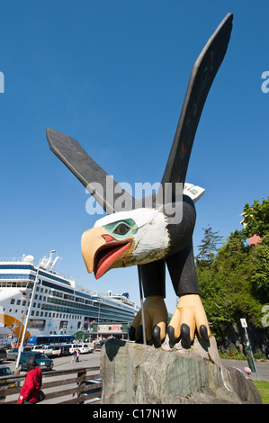 Ketchikan, Alaska. Kreuzfahrt-Schiff und Weißkopfseeadler Totem in der Nähe von Cruise terminal Ketchikan, südöstlichen Alaska. Stockfoto