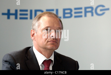 Bernhard Schreier, Vorstandsvorsitzender der Heidelberger Druckmaschinen AG vor dem Firmenlogo auf der Pressekonferenz am Stockfoto