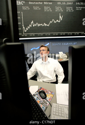 Börsenhändler vor der Kurs-Vorstand des DAX, deutscher Aktienindex, Handel auf dem Parkett der Frankfurter Stockfoto