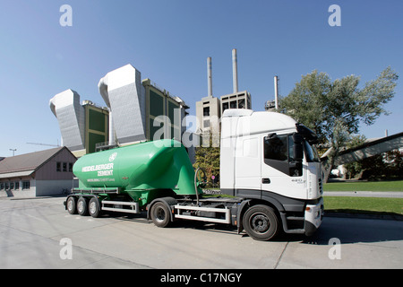 Ein LKW in die Schwarzenfeld Zementfabrik HeidelbergCement AG in Schwarzenfeld, Bayern, Deutschland, Europa Stockfoto