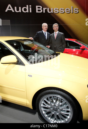 Martin Winterkorn, links, Vorstandsvorsitzender der Volkswagen AG und Rupert Stadler, Recht, Vorstandsvorsitzender der Audi AG vor ein Audi A3 Stockfoto