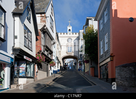 Fore Street und das East Gate mit historischer Architektur, Totnes, Devon, England, Großbritannien Stockfoto