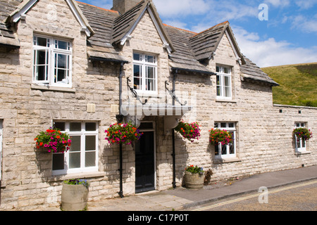 Straßenansicht der traditionellen Stein gebaut auf dem Land an Corfe Castle in Dorset, England Stockfoto