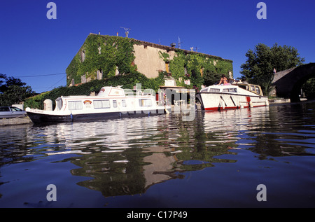 Aude, Frankreich, Canal du Midi, Weltkulturerbe der UNESCO, Lastkähne, die durch den Hafen von Le Somail verstaut Stockfoto