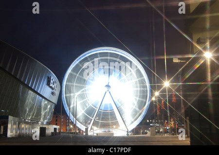 Die Liverpool-Rad, verwischen Schuss in der Nacht mit Bewegung Stockfoto