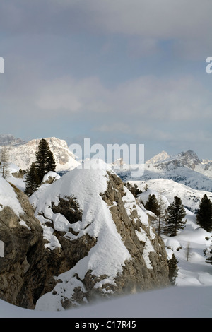 Passo Gardena Grodner Joch Blick hinunter ins Tal in Richtung Kolfuschg und Corvara Wolkenstein Dolomiten Italien Stockfoto