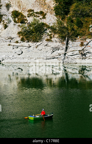 Angler in einem Boot Sylvensteinsee, Bayern, Deutschland, Europa Stockfoto