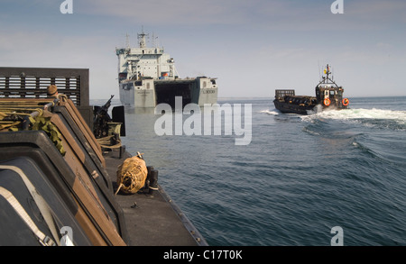 Landing Craft Annäherung an das Dock des RFA Mounts Bay Stockfoto