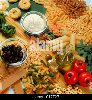 Pasta-Sortiment mit Tomaten, Oliven, Olivenöl und Parmesan-Käse Stockfoto