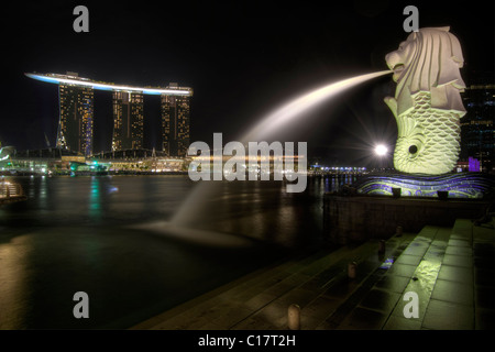 Skyline von Singapur am Merlion Park in der Nacht 2 Stockfoto