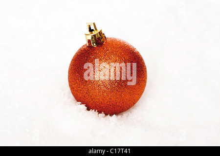 Rote Weihnachtskugel Baum im Schnee Stockfoto