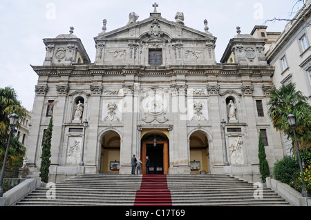 Treppe in Richtung der Fassade des Salesas Reales, Convento de Santa Barbara de Braganza, Kloster, Madrid, Spanien, Europa Stockfoto