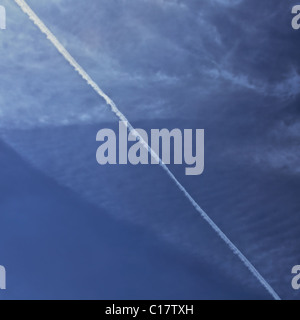 Flugzeug Rauch Trail am bewölkten Himmel. Zusammenfassung Hintergrund. Stockfoto