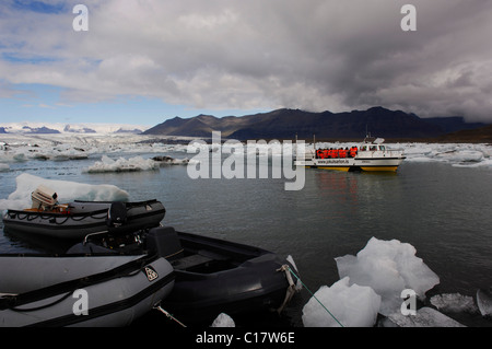 Boot auf Tour zwischen Eisbergen, Schlauchboote, Gletscher, Joekulsárlón, Island, Europa Stockfoto