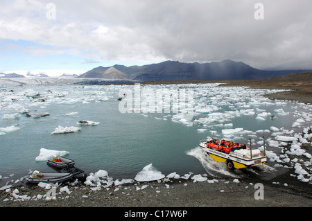 Boot auf Tour zwischen Eisbergen mit Schlauchbooten und Amphibienfahrzeug, Gletscher, Joekulsárlón, Island, Europa Stockfoto