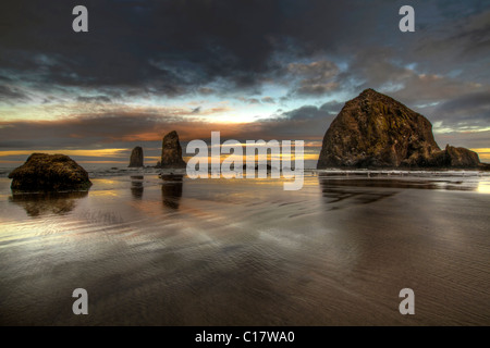 Sonnenaufgang am Haystack Rock auf Cannon Beach, Oregon Stockfoto
