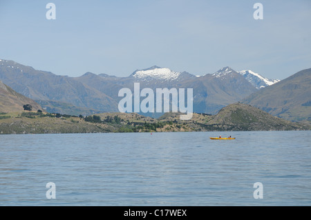 Kajakfahren in Lake Wanaka, Otago, Neuseeland Stockfoto