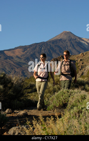 Wanderer vor den Teide, Nationalpark Teide, Teneriffa, Kanarische Inseln, Spanien, Europa Stockfoto